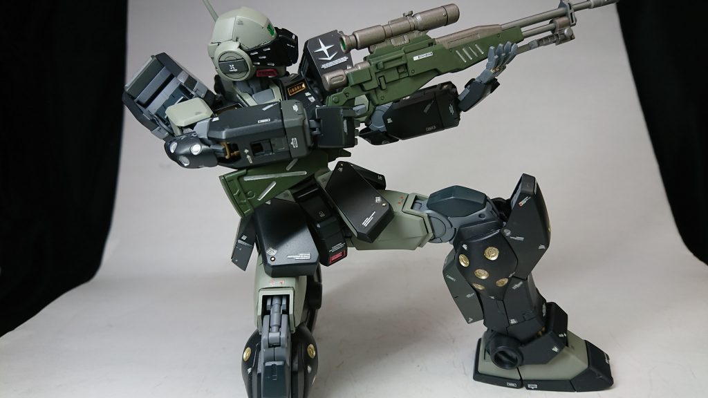 スナイパー・ライフルを構えて。