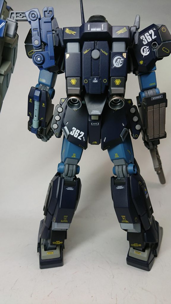 ホワイトのデカールはキット付属の物を使用しています。