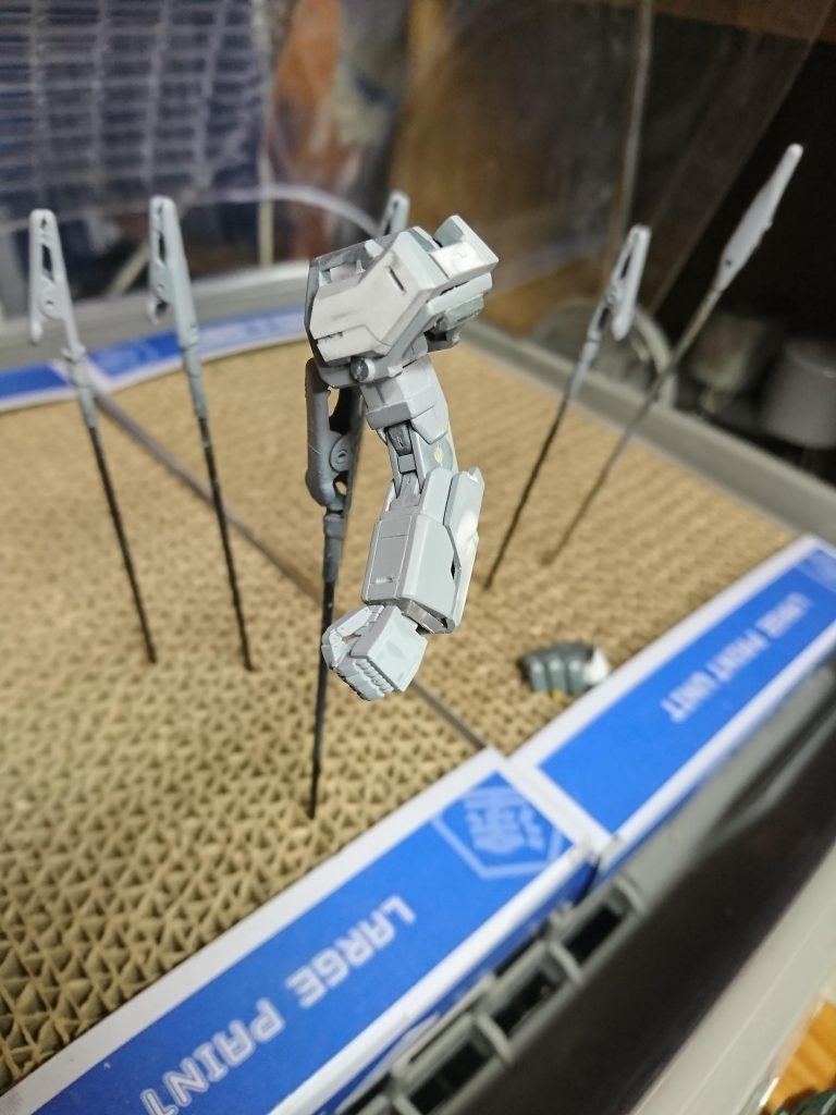 腕部改修途中です。肘関節はパテで不要なモールドを埋めています。上腕は0.5mm幅増し、前腕は0.6mm幅増ししています。ハンドパーツはビルダーズパーツMSハンド03を使用、手首は各バーニアでカバーを追加する定番工作をしています。