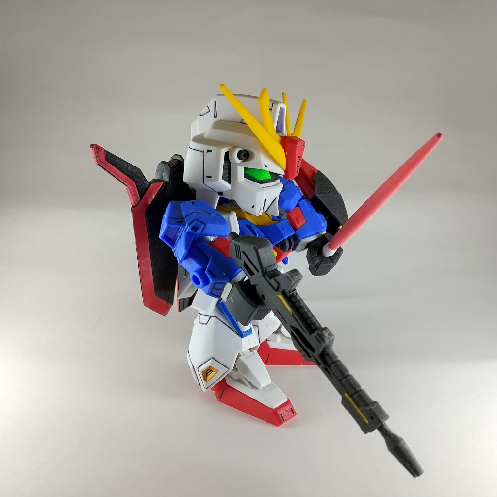 最後に艶消しスプレーを吹いて見ました。艶消しスプレーは百難隠すと言いますが、上手く吹き付けられずに白っぽくなってしまった。典型的なミスです。(通りすぎるように細かく吹くことが大事)しかし、溶剤の匂いで頭が痛くなるね。初めてでもあり、納得の仕上がりにならなかったことと、ガンダムマーカーのエアブラシだと何か違うと感じて、これ以降使用してないです。ごめん。ガンマカエアブラシ。