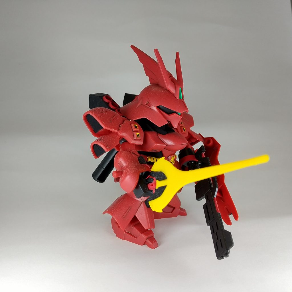 成形色の赤い部分は、ピグマ0.03ミリのペン(茶色)でモールドにスミイレ。肩部分にある黄色に塗装したモールドは中心部分をピグマ0.03ミリのペン(黒)でスミイレしたのですが、、、 アクリルガッシュの粒子がペン先に入り込んで壊れてしまいました。結局、油性マッキーの細いペンでスミイレ。同じく腰の動力パイプも油性マッキーで、描くようにスミイレです。