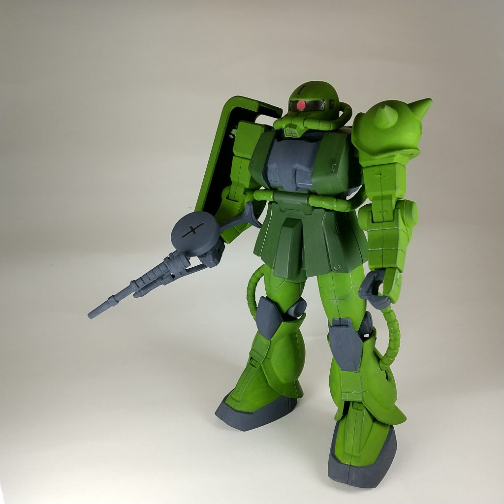 モノアイは、ガンダムマーカーを使用して塗装。モノアイ周辺の黒は油性マッキーで塗りつぶしています。写真に撮影してみると荒が目立ちますが、、、完成した当初は、結構上手に塗装出来たと自画自賛レベルでした。すごくかっこよく見えたものです。