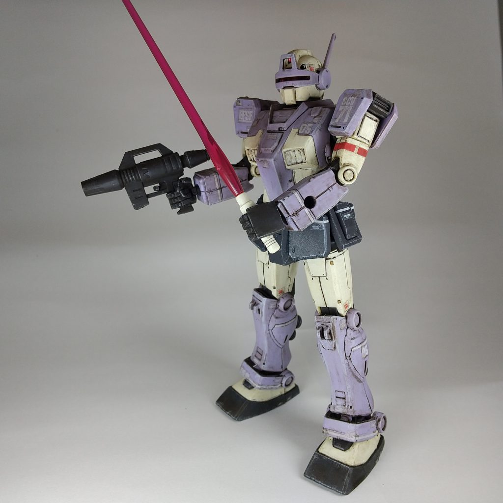 少し塗料に白を加えて明るさを上げた後、全体にドライブラシ。黒い腰やバックパック、足の黒い部分はいい感じにハイライトが入ったと思うけど、パステルカラーのパープル部分はよくわからなかった。