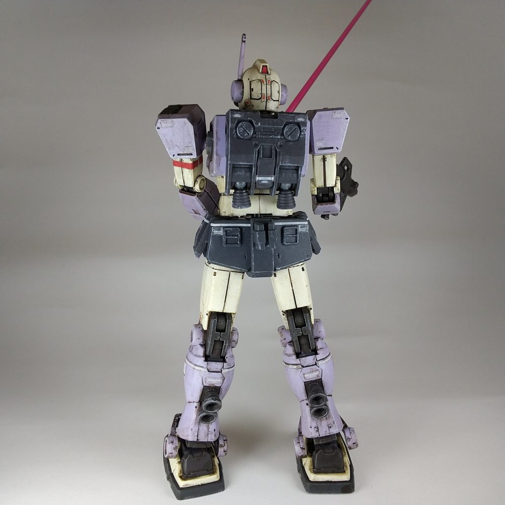 デカールを貼り付けた後に艶消しスプレーを吹いてMr.ウェザリングカラーのグランドブラウンでウェザリングとスミイレ。正直ウェザリングがよくわからない。とにかく全体的に汚い印象。泥遊びしてそのまま乾いた犬みたいになっている。