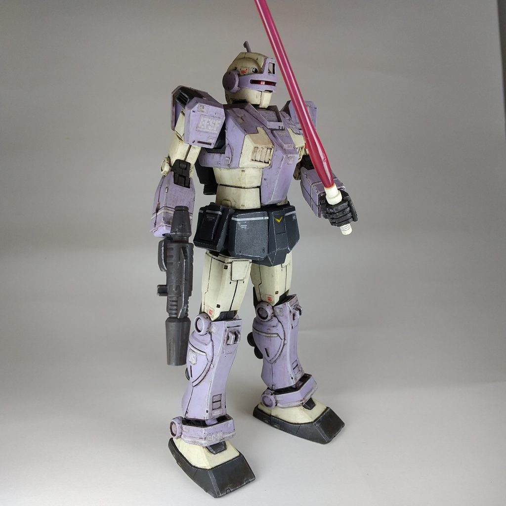 艶消しスプレーを吹いてからウェザリングするようなことがハウツー本には書いてあるけど、艶消し後だとウェザリングが拭き取れない印象。またデカールを張った後にウェザリングをしているため、デカールの段差に塗料が残って更に汚く見える。ただ個人的には、腰の「V」は綺麗に塗り分けすることができたと思う。次に繋がる勉強になった作品です。