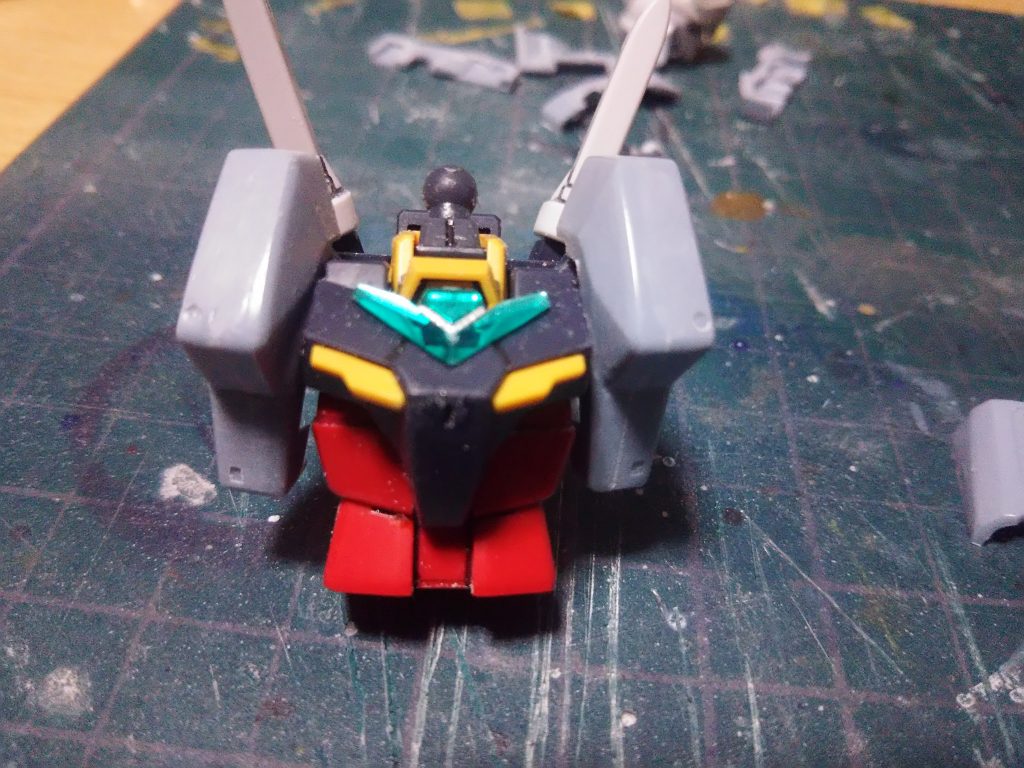 胸は3分割しました。MK2の胸の幅は38mm、コアガンダムは24mmそれぞれ幅詰めして細くしてます。