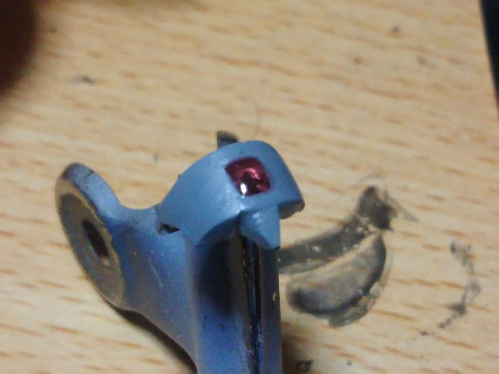 パテで作った額に四角い穴を開けて底をシルバーで塗って、UVレジンのレッドを流し込みました。