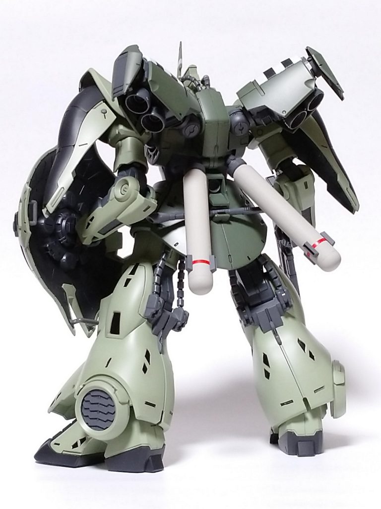 スラスターはバイアランの肩をキマリスやグレイズのパーツで加工してます。大戦中の連合軍機を参考にインベイジョンストライプ風に塗り分けてみました。