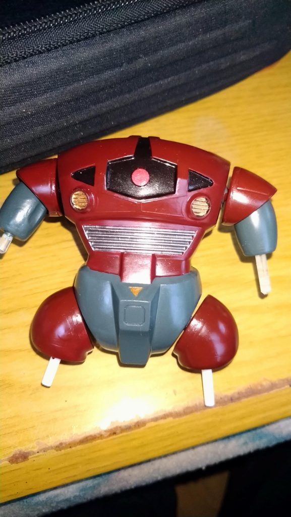 ボールジョイントを採用して腕部、脚部を接続可能に