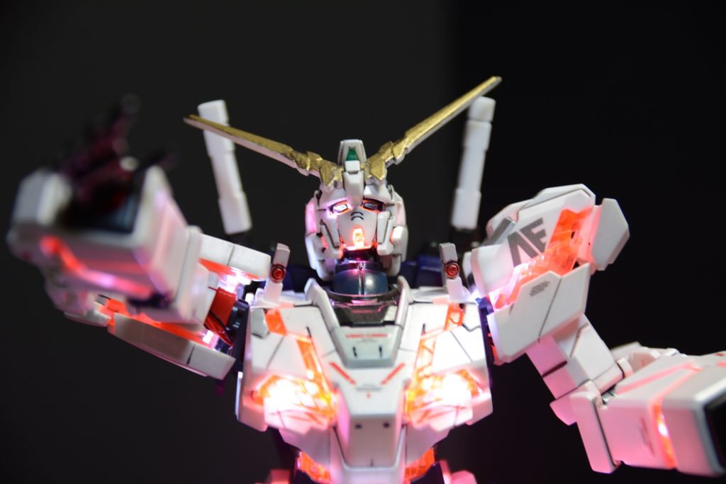 修正前はあんまり光らなくて失敗とあきらめかけてたのですが。全身に24個LEDしこんだから抵抗が大きくなってたんですね。ちゃんと光りました。肩の付け根にケーブル見えちゃってますね。