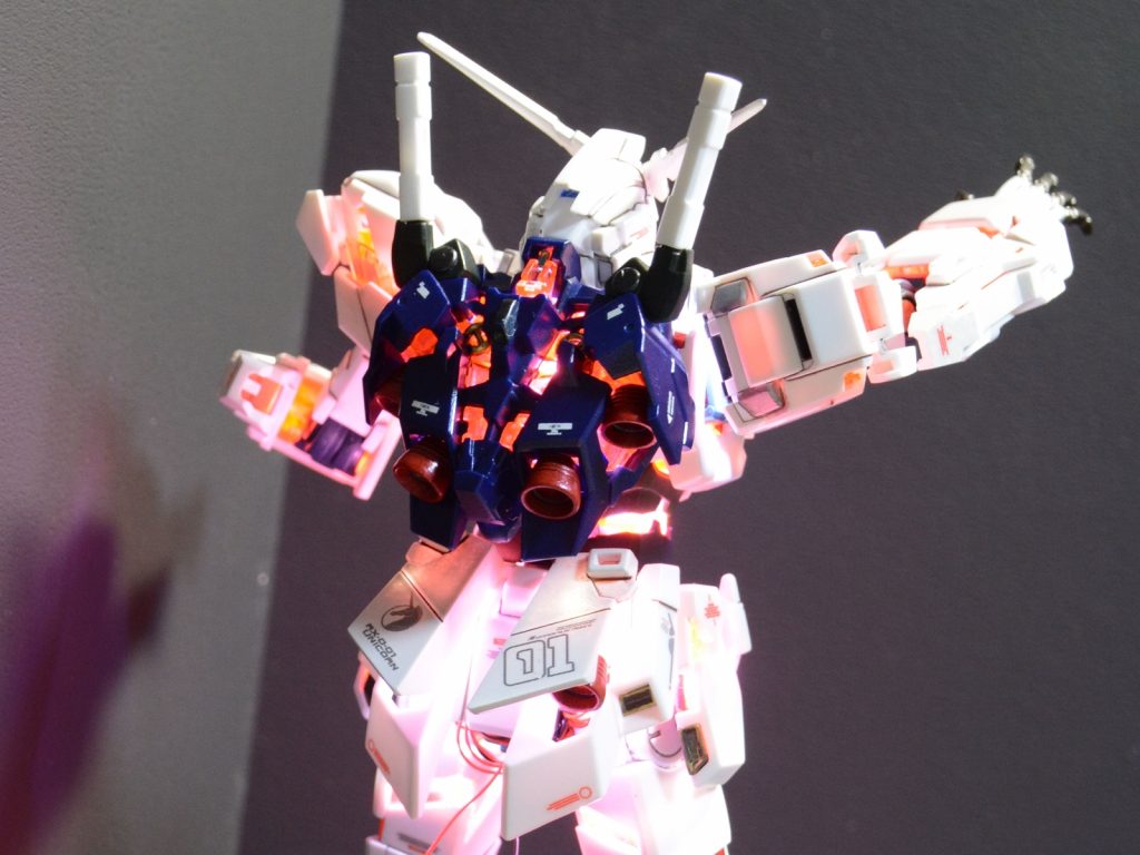 後ろのスカートのデカールが気に入ってます。腰のスカート部だけに7個もLED入れたので配線が入り切りませんでした。