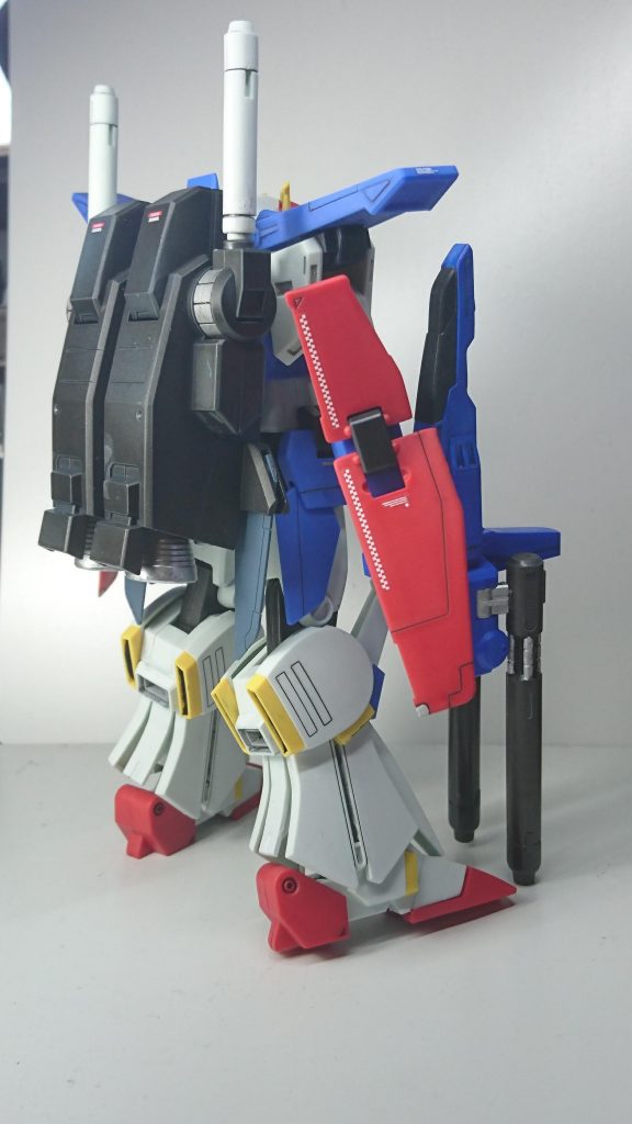 リアのウイングも塗り忘れていましたがそのまま仕上げてしまいました。完成間近でダブルビームライフルの失敗からモチベーション低下してしまい雑な仕上がりにて完成です。