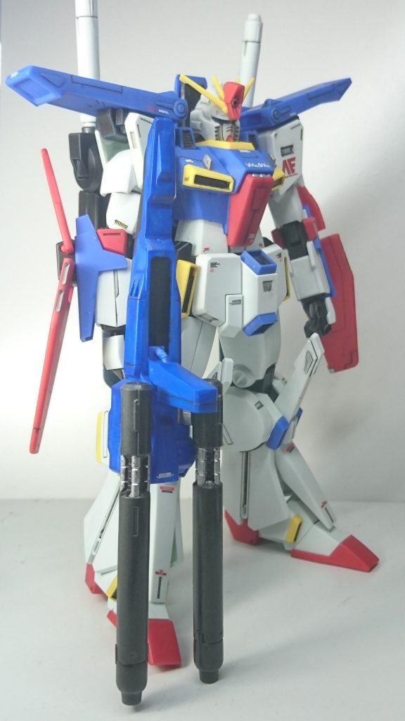 今回の失敗点はブルー部分のみスプレーが無く成形色仕上げとしましたが、ダブルビームライフルのみ合わせ目が目立ち、筆塗りで塗装しましたが刷毛目が目立ち雑な仕上がりとなりました。