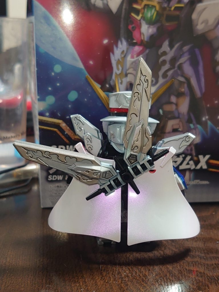 一部に偏光パールを使ってるので角度や光の加減で色が少し変わります。やっぱり隠れる気がないようです