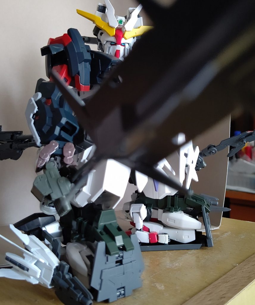 4機分の攻撃力を持ち、その上4機の武器のほぼ全てが使用可能なため、距離を選ばず凄まじい威力の攻撃を行うことができる。装甲も4機分で計算されており、特にGNフィールドはZZのフルパワーハイメガキャノン級の攻撃でなければ有効打を与えられないほど強固。だが、この合体そのものが必殺技扱いのため、一定時間ごとにかなりのエネルギーを消費してしまう。常時展開されているGNフィールドのエネルギー消費も相まって稼働時間はあまり長くないため、逃げ回ればエネルギー切れも狙えるかもしれない。・・・山を吹き飛ばし湖を蒸発させる、文字通り地形を変えるほどの攻撃から逃げ切れればの話だが。