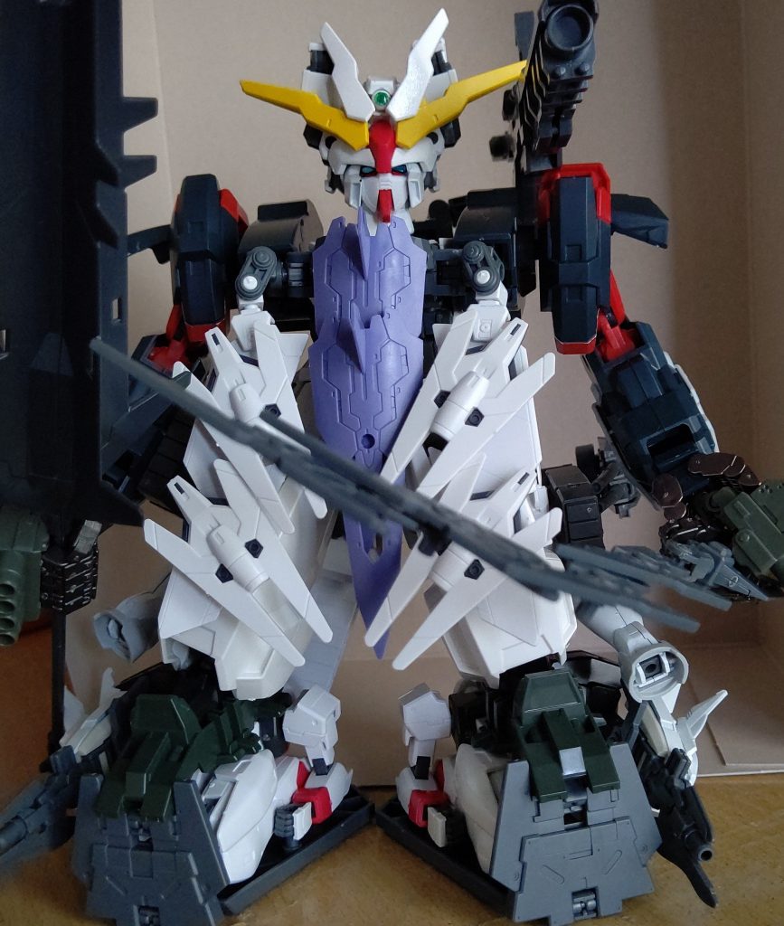 ・・・おかしい、なんか格好悪い。足が見えないせいでSD体型に見えるのが原因か、そもそも足が短すぎるのか、肩幅が広すぎるのも問題か?アドバイスある方、コメントお願いします。それを参考に改良するか作り直すかします。