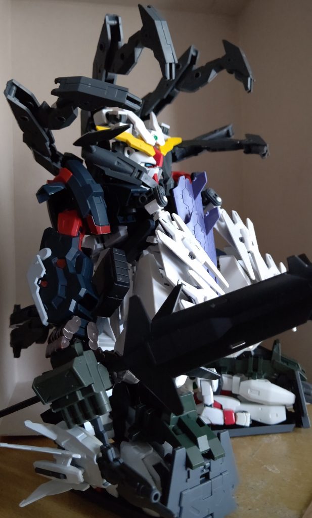 ストーリー的には、主人公達に敗れた後ラスボスのγに乗っ取られて『γ神』になってしまうため、とにかく『デカイ』『強い』『堅い』機体を作りたかった。結果はご覧の有り様だが、どうにか改修してもっと格好良くしたいところ。