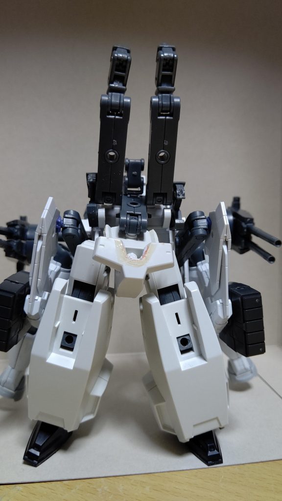 ギガントの腰をスライドさせて2つ折りに。アームアームズのおかげで差し換え一切無しで変形可能。
