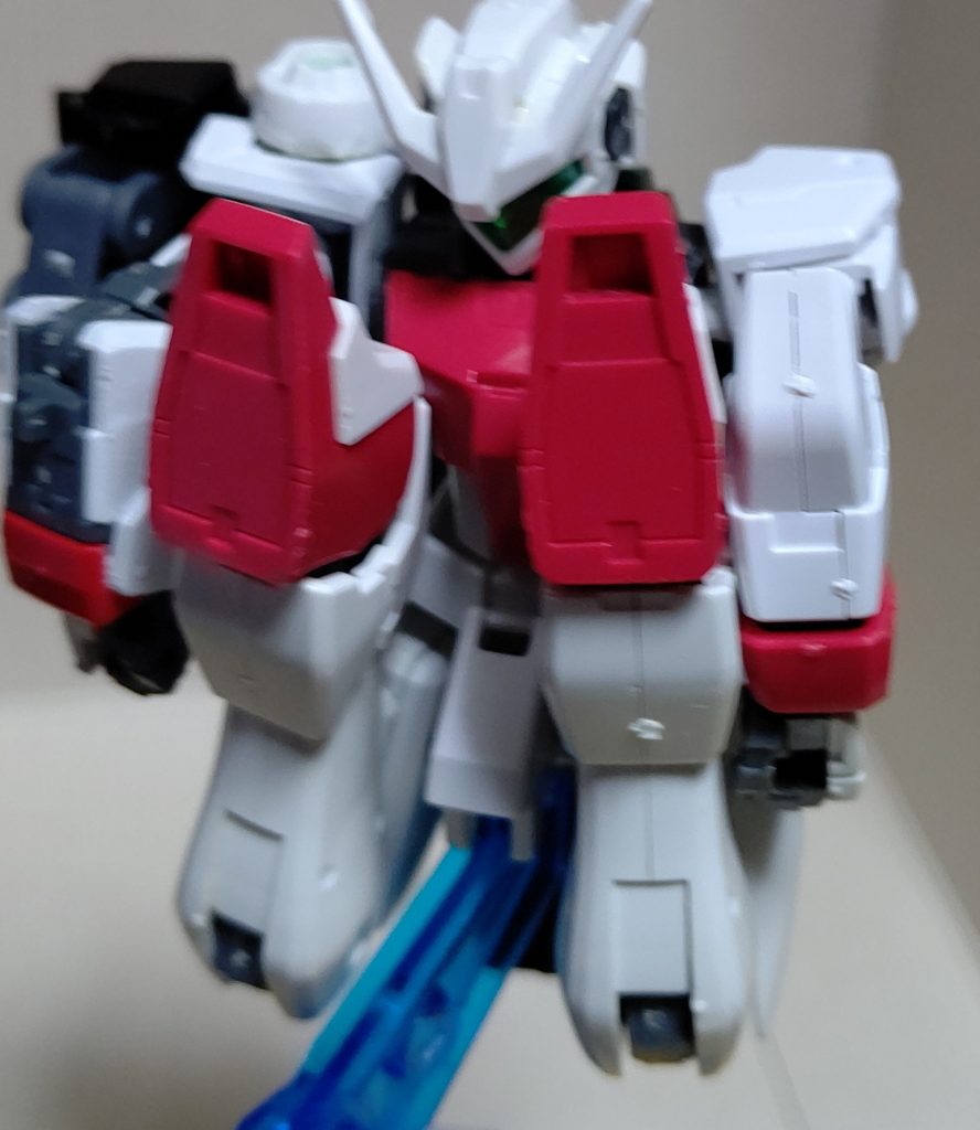 ティターニアは膝と肘を逆に折り畳んで