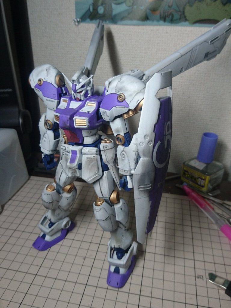 へたっぴが作ってもそれなりに格好良く見えるのがガンプラの良いところ。初めてウェザリングに挑戦した形跡が見られますが、ただただ汚れただけで、全く「機能美的な汚れ」には繋がりませんでした。なんやかんやこれ以降もほぼウェザリングはやってないと思います。