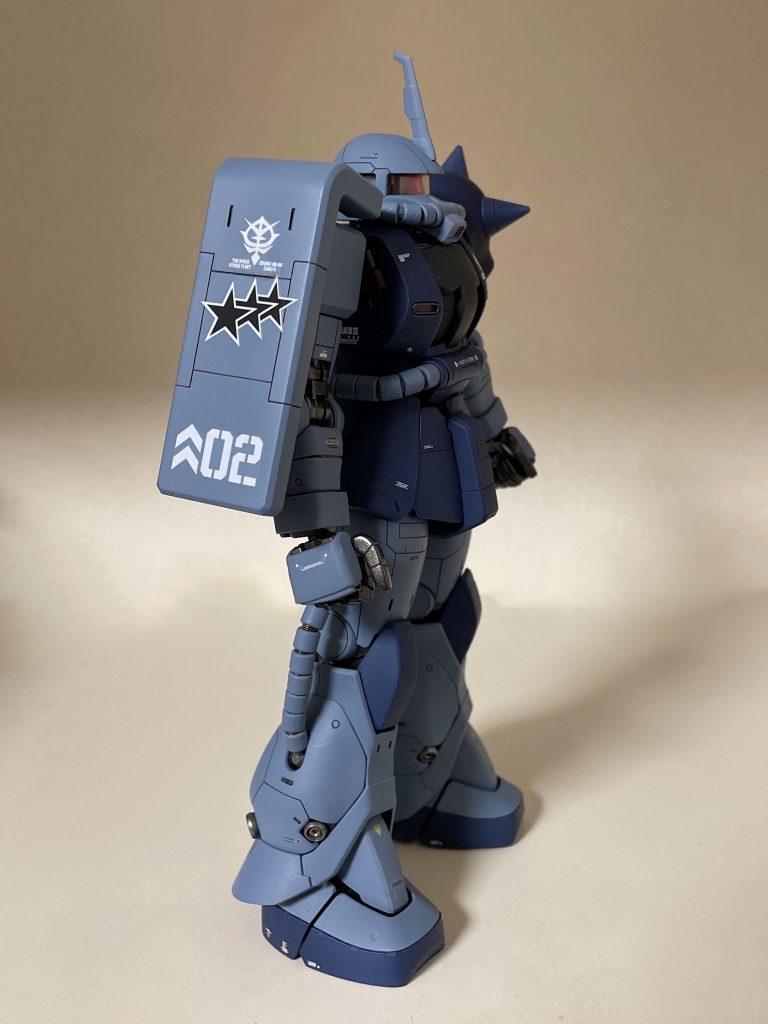 前回ハマった水転写デカールもザクII(シャアザク)をたくさん貼ってみました。