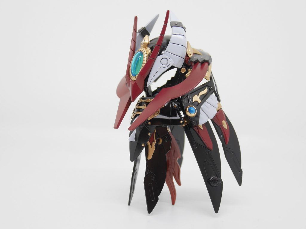 鎧と肩マントは組み合わせて鳥が羽根を閉じている様な見た目になります。この鳥の名前が迦楼羅(カルラ)と言います。頑駄無の本体には名前はありません。