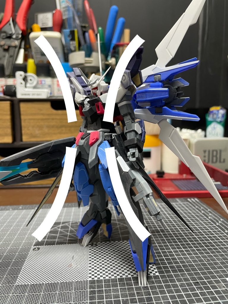 シルエットの考え方。「ハ」の字を当てはめて考えます。向きを変えたりして使いたいパーツとの兼ね合いを考えながら放射線状のシルエット考えてます。この考えかたに腕は当てはめないようにしてます。腕が「ハ」の字になるとなんとなく脱力感があるというか、好みじゃないのでやってません。後ろ姿もこれに当てはめるようにしてます。これやるとなんとなく方向性が決まってくる気がします。ルーティーンみたいな。写りの問題であんまり見えないんですけど脚の造形には拘りまして、HG AGE-2の膝に物足りなさを常々感じててアースアーマーを使って大きくしました。膝を大きくすることで自然とS字っぽくなりまして、アンクルアーマーをスリッパっぽく見せることで更に強調されるというか。スリッパ自体も裏返して肉抜きにプラ板で爪のような造形作ってます。鳥っぽさ出てればと思います。