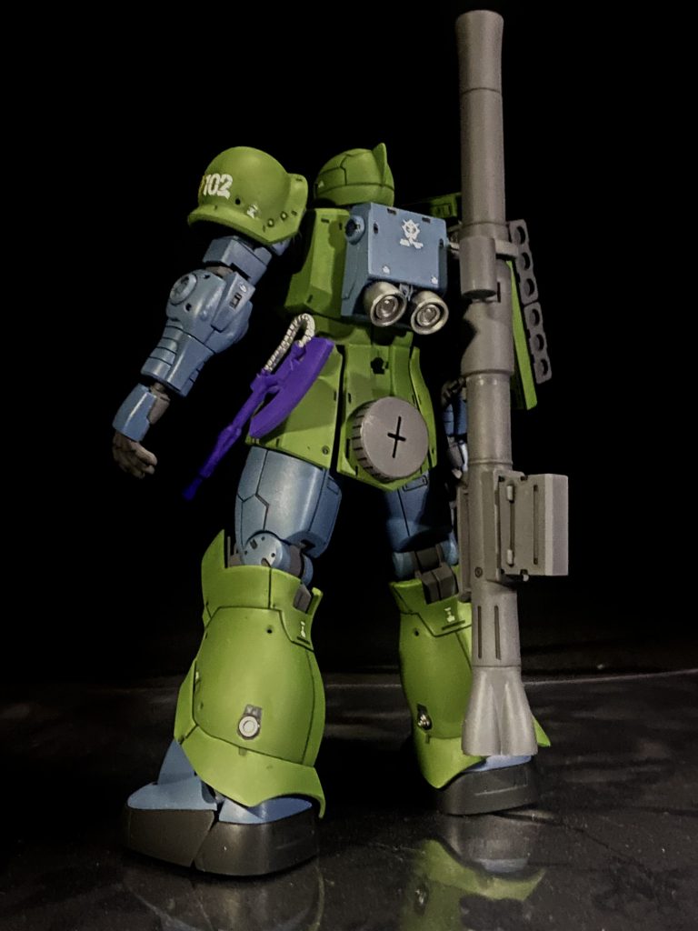 バックショット。ケツにはマシンガン用予備マガジン、肩にはバズーカ用マガジン×2、バックパックにバズーカを装備。