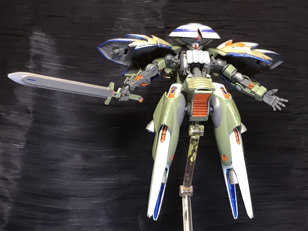 肩アーマーのジョイント部分に飛び道具付けたい衝動を抑え、あくまで剣一本の姿勢を守り増した。しかし何があるか分からないのでジョイントは付けておく！