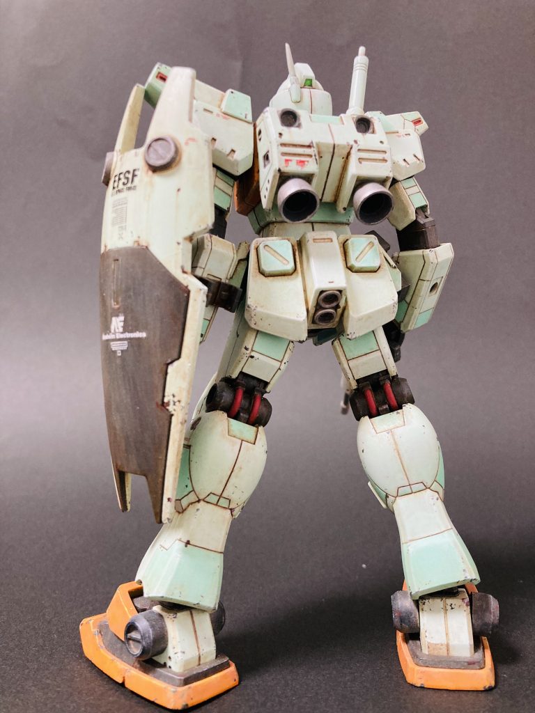 膝裏ケーブルの赤がジムさん的にワンポイントオシャレ。