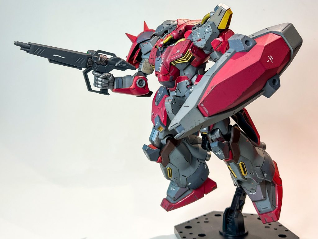 頭部の合わせ目消してスパイク尖らせたりスジボリやプラ板でディテール足したり。