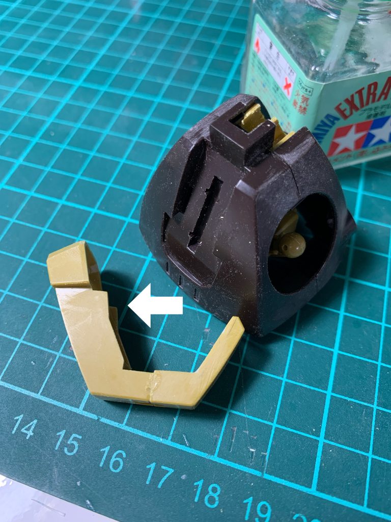 後ハメ加工 その② 股間股間前部パーツを画像のようにノコで切り、後部パーツと接着します。矢印の箇所に接合用の突起があったのですが、後ハメ時に引っ掛かるので切り取っています。