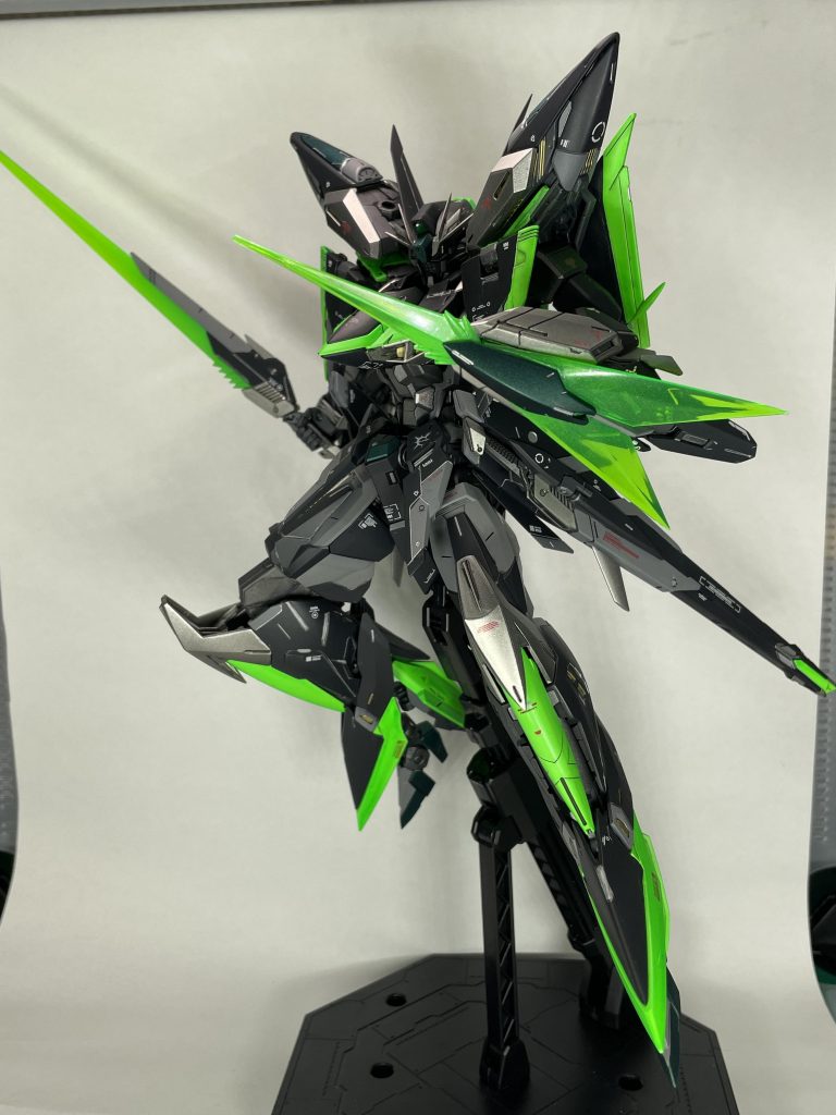 新たに撮影ブースもDAISOで作ってみたんですがエクリプスデカすぎてはみ出ちゃってます…笑この機体は各所尖っててポージングめちゃくちゃ決まりますよねえ…