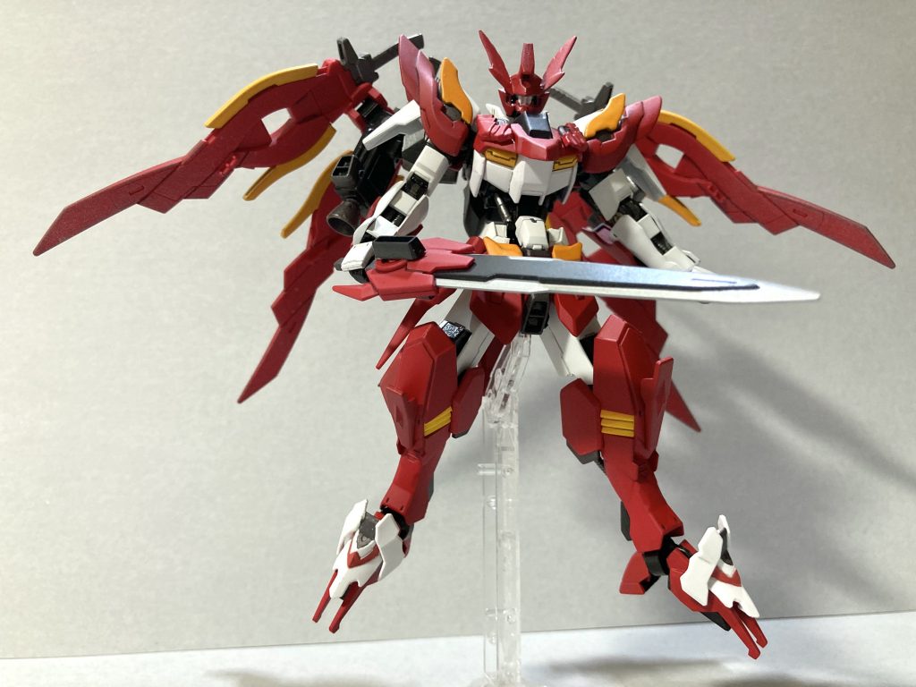 特徴的なバスターソードを背中に懸架し、翼のように広げた姿。スタビライザーの役目を担うが、大気圏内での飛行はできず、大型スラスターの推力に頼った滑空に止まる。