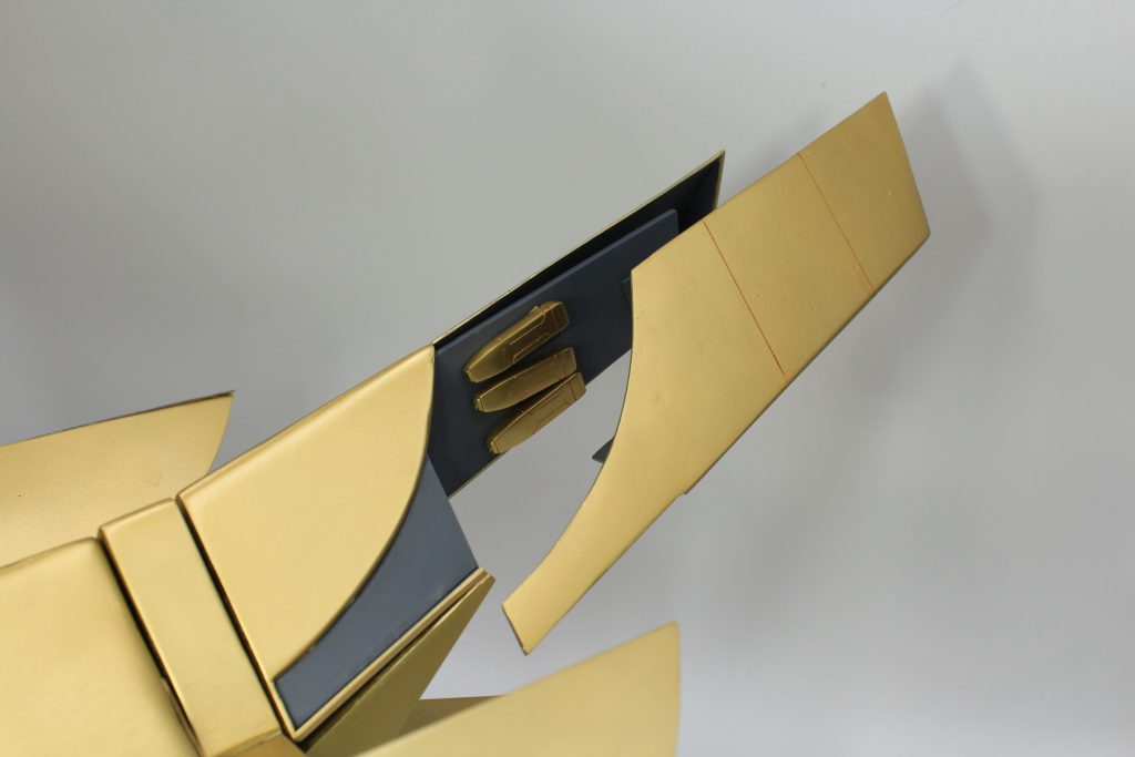 ファングコンテナは差し替え無しで開閉します。ファングはプラ板で1つ作った後、残り5つを複製にて用事しました。接続は磁石です