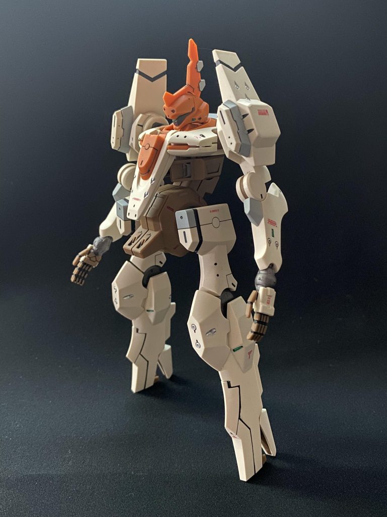 全体ショットです。成形色だけだと寂しいので各部にグレーを足しました。