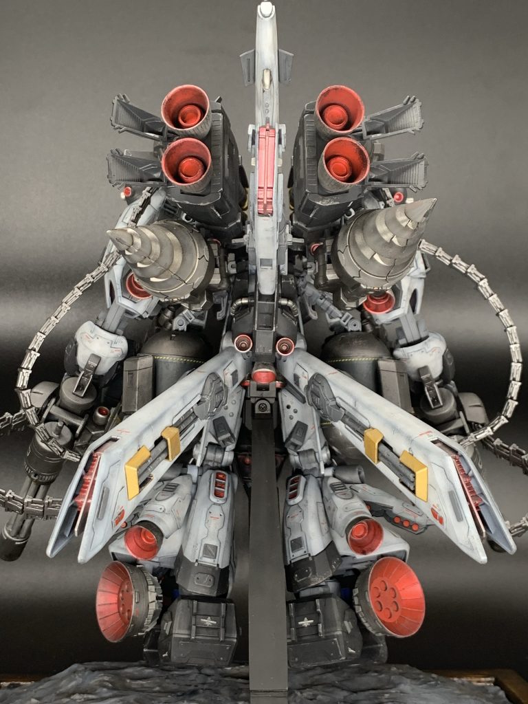 かなりの重量なので台座は2点で支えています。