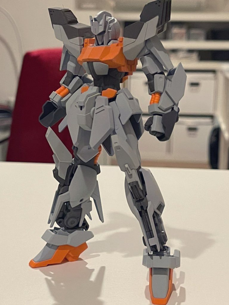 製作中当時の。一部塗り分けが今とは違います。肩の塗り分けは悩んでましたが今の方が素直なので修正しました。腕のパイプのオレンジも目立ちすぎてトイ感出てしまうのでマットホワイトにして落ち着かせることに。