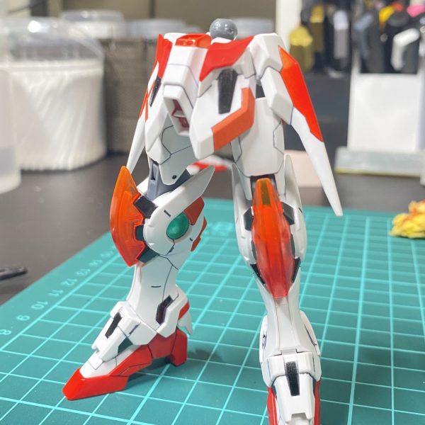 HGBF ウイングガンダムゼロ炎の進捗になります。キットのプロポーションや可動、特に膝の関節の挿し抜き設計は極めて良好だが、色分けやディテールは少し足りないので追加してます。作製開始して1か月で下半身と盾だけだと、クリスマスまでかかりそうではあります。（1枚目）