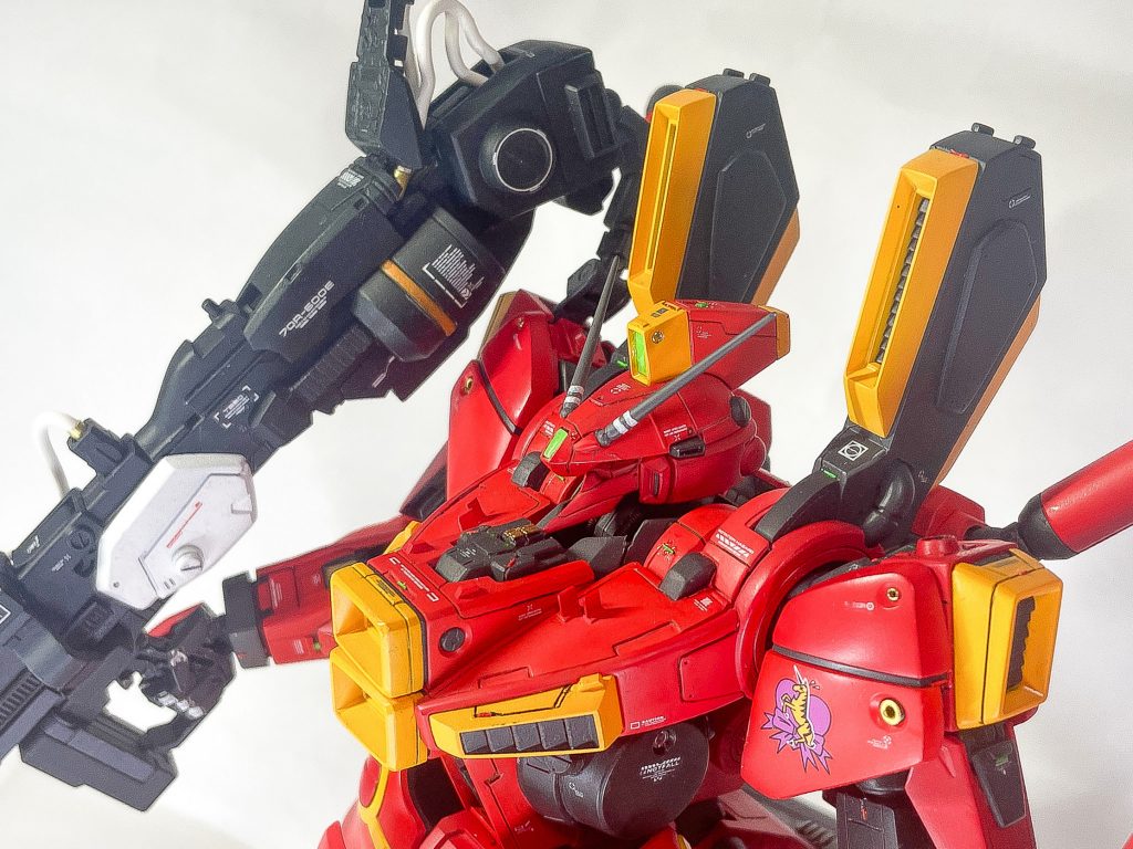 スジ彫り・プラ板でディテール追加・レッドポイント・グリーンポイントを設置。各デカール貼り付けなど。持てる技術をフルに活用し、制作約半年近くかかりましたε-(´∀`; )