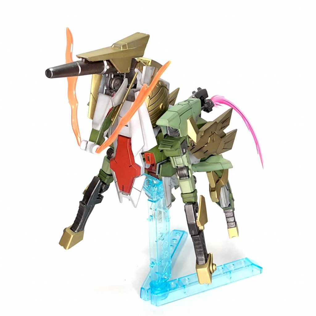 ▲麒麟形態-モード・オラシオン-本機体の最大の特徴がこの四足獣形態への変形である。マグナムがフェニックス=鳳凰に変形することから、麒麟が変形モチーフとなった。(鳳凰が鳥類の長とされ、麒麟が獣類の長とされることから)四足獣ならではのトリッキーな機動を活かして敵機を翻弄する。鼻先からは