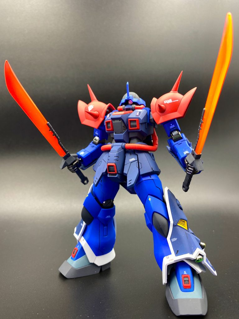 モノアイはHアイズ、一回り大きめの物を使用しました。動力パイプは熱収縮チューブを被せてうっすらディテールが見えるようにしてます。