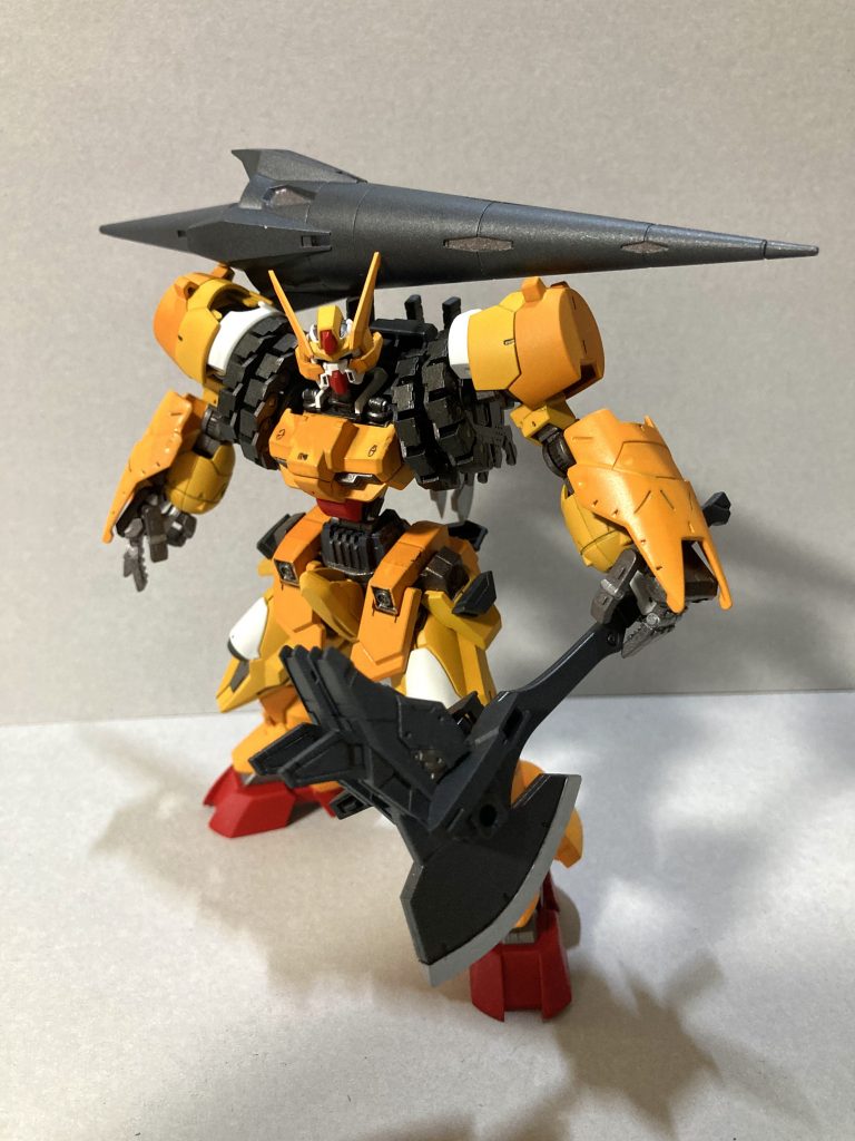 アクセルアックスは重量のある装備だが、サブナックルによる支えによって片手で振り回すことが可能。