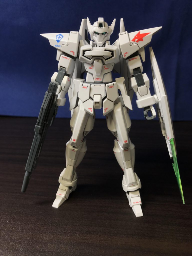 素立ち正面。なかなかのイケメン顔!シンプルなデザインの中で、メリハリがあり、白一色のこだわりが好き。稼働範囲も良く、神キットと言っていいと思います!