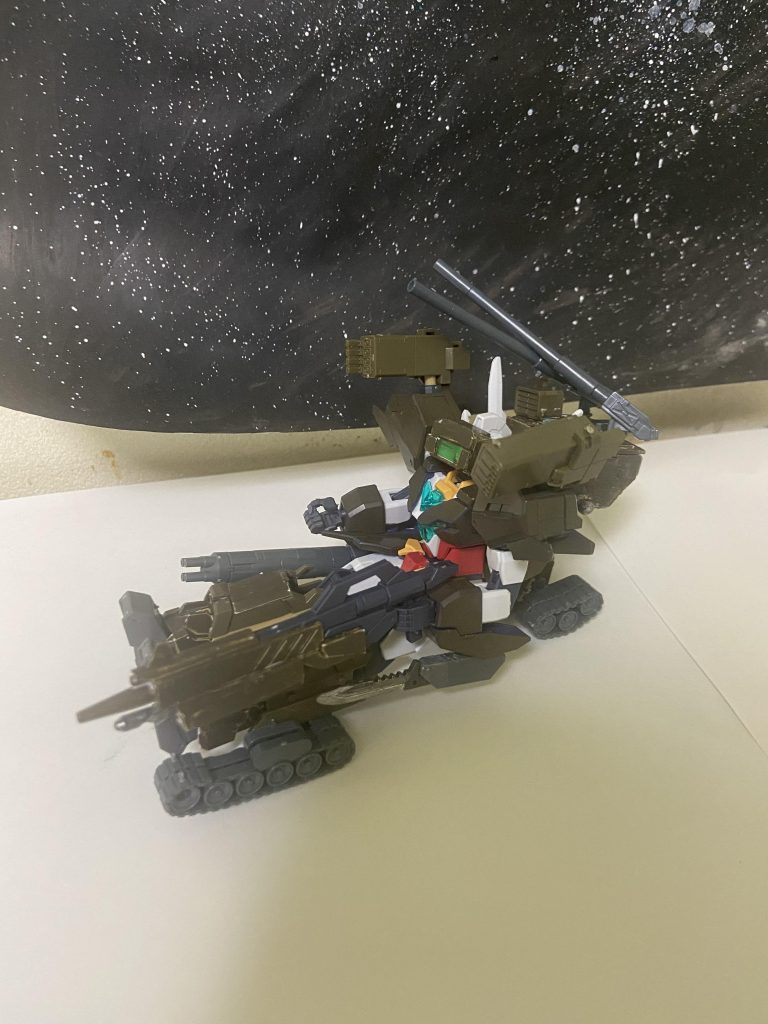 ロトを元にしているので勿論タンク形態になることも可能瓦礫などを押し退け進んでいくことができる、近接用の武装として腕と一体化したナイフを取り付けてある。