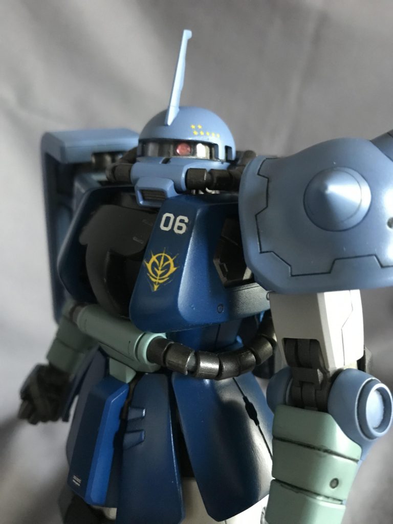 細いスリット、ちっちゃいモノアイなザクが大好きなので、頭の上半分の下の端(ややこしいw)を2mmほどカットして幅を詰めてます。小顔効果も狙ってます(笑)