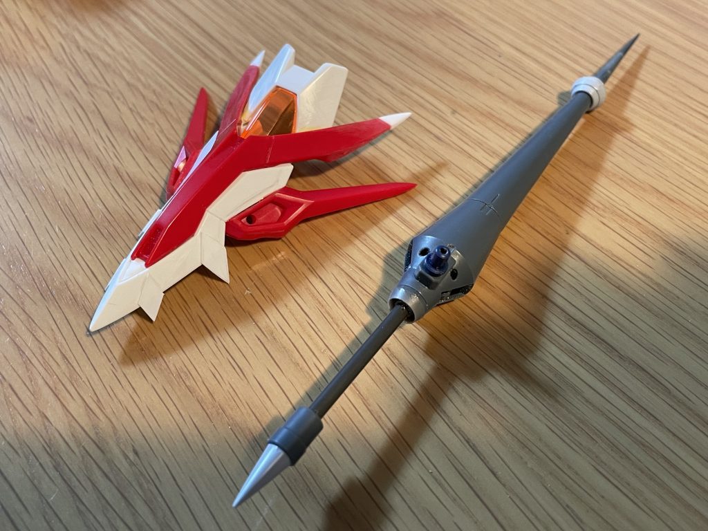 王槍と竜盾のベースです。盾はウイングゼロ炎のシールドを短縮してプラ板やパテで盛ってます。