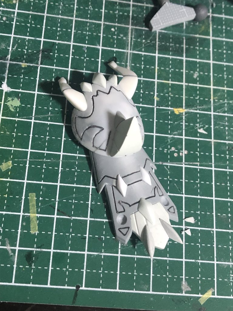 サイドアーマー。うぅっ、辛かった悪夢が甦ってくるぜ…笑 でも完成できて本当に良かった^_^上部のスパイクはすぐ顔に刺さっちゃうので何度も詰めたり角度変えて削り込みました。