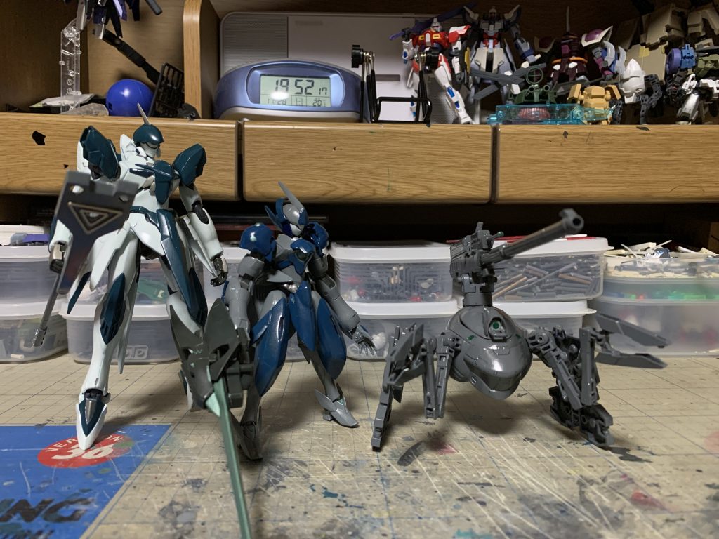 色はサフ無しでタミヤカラーを筆塗りしています。サイズ比較の為、過去作の魔装兵二体と並べてみました。従機は機兵の半分くらいの全高なので、サイズ的には上手くいったと思います。ご清聴ありがとうございました。