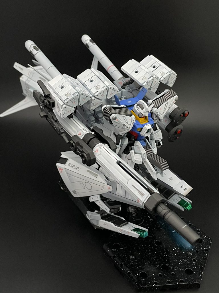 メガ・ドッズ・キャノンドッズライフルの7倍近い威力・射程を誇る本気最大の武装。直撃すれば戦艦すら一撃で沈黙するが消費エネルギーが膨大で連射はできない。高速移動時には折りたたまれる。PS4ゲーム特典のエクストリームのキャノンを使用しています。